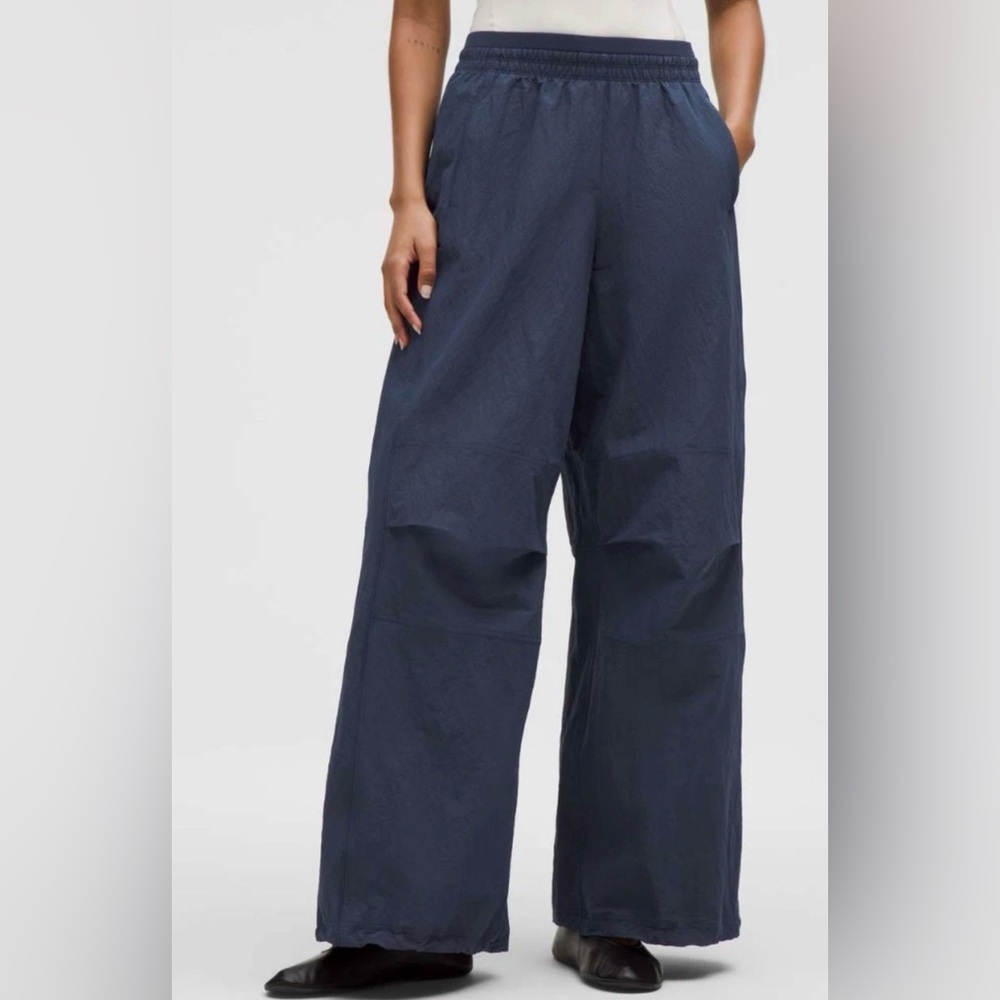 NWOT LULULEMON Crinkled Nylon Relaxed Parachute Pant Pants, Size Large Blue